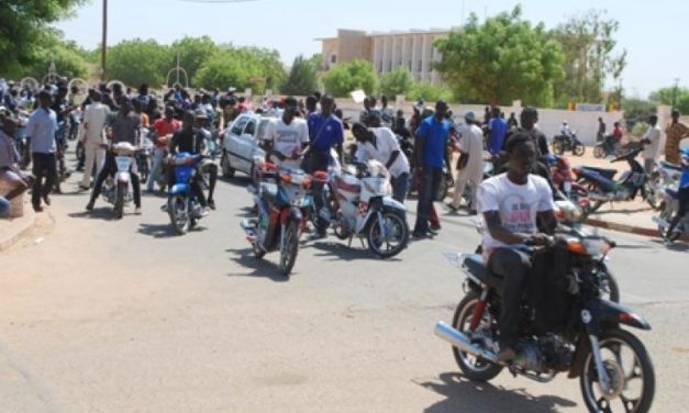 EN COULISSES - Le gouverneur stoppe les motocyclettes et cyclomoteurs