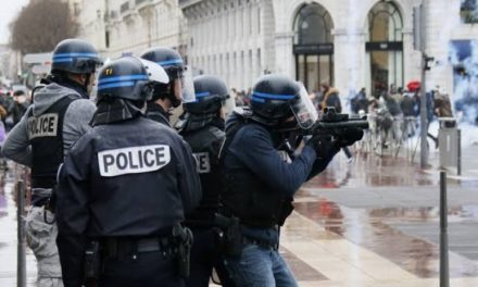 FRANCE - Deux policiers blessés par balles dans un commissariat