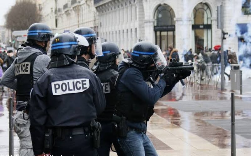 FRANCE - Deux policiers blessés par balles dans un commissariat
