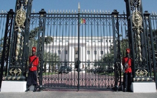 PALAIS DE LA RÉPUBLIQUE - Un militaire invalide tente de s’immoler devant les grilles