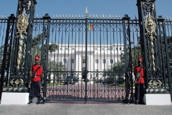 PALAIS DE LA RÉPUBLIQUE - Un militaire invalide tente de s’immoler devant les grilles