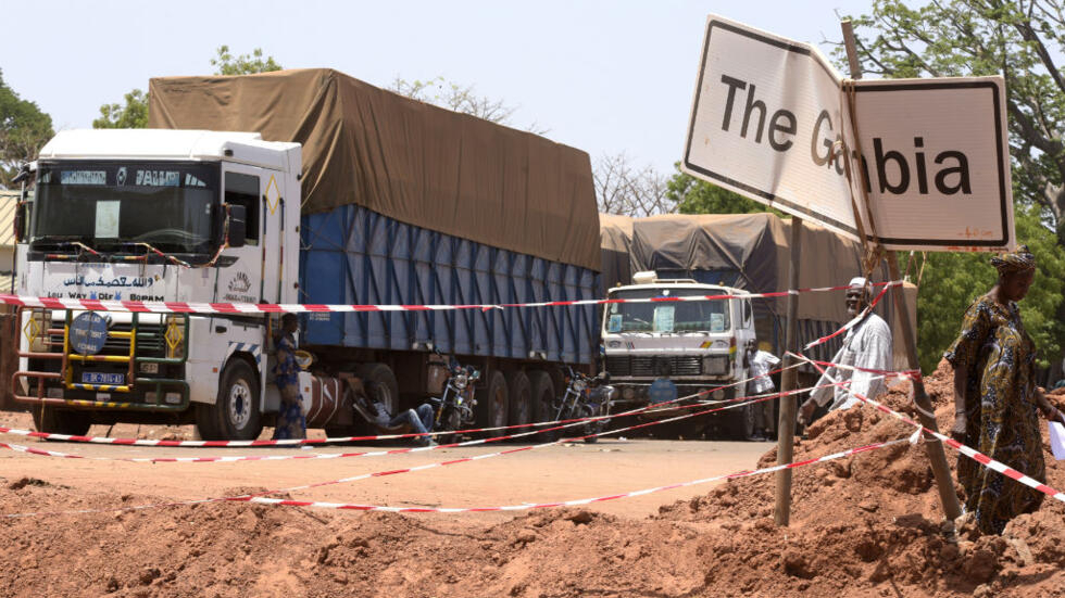 FRONTIÈRE SÉNÉGALO-GAMBIENNE - Plusieurs camions sénégalais bloqués