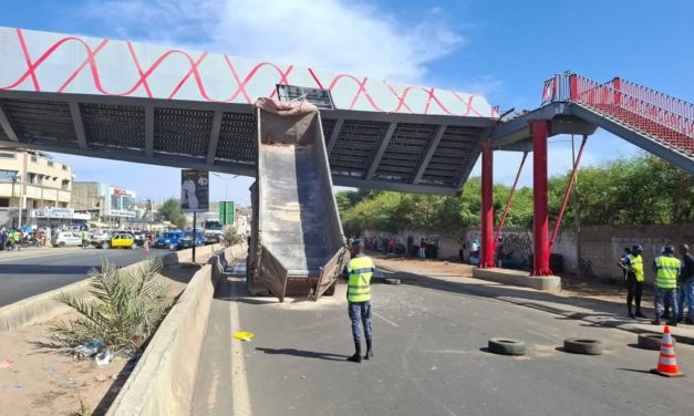 YOFF - Le camion heurte violemment la passerelle et perturbe la circulation