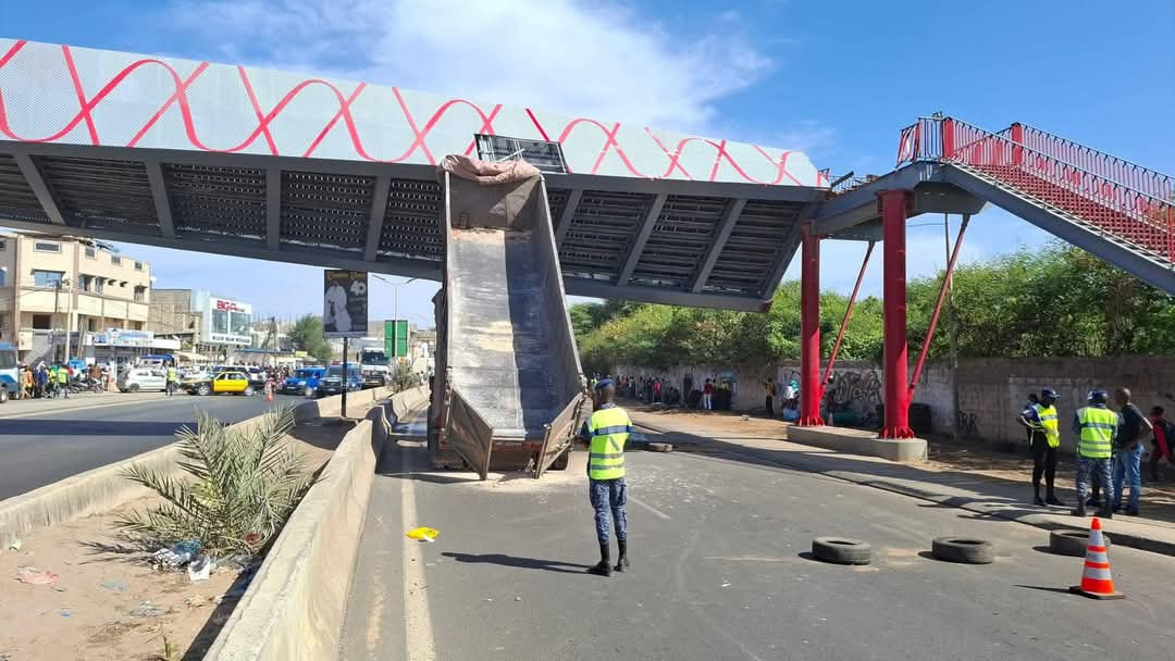 YOFF - Le camion heurte violemment la passerelle et perturbe la circulation