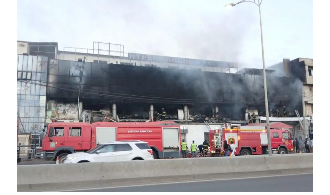 YOFF - Le magasin Hypermarché Exclusive ravagé par les flammes