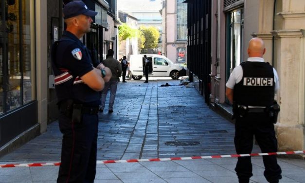 PARIS - Un homme armé de couteaux abattu par la police